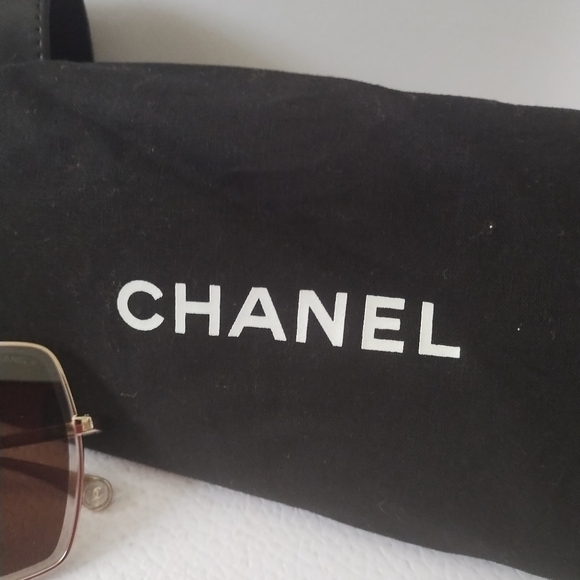 CHANEL SUNGLASSES WITH PEARL ATTACHMENT - Picture 3 of 16